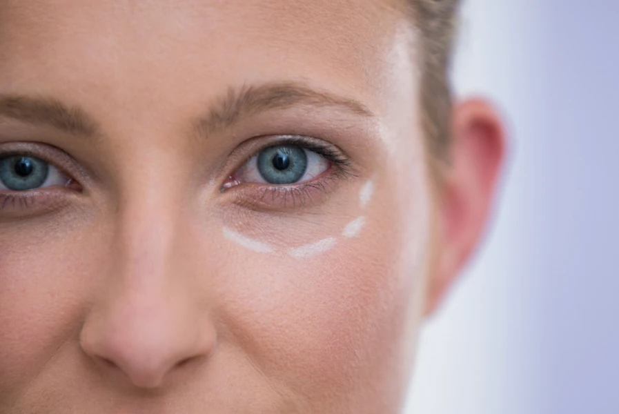 Rejuvenecer y reafirmar la piel alrededor de los ojos