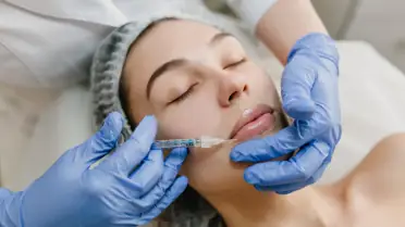 Relleno dérmico inyectable de ácido hialurónico, un tratamiento revolucionario que hidrata, redefine y rejuvenece tu rostro de manera natural y segura