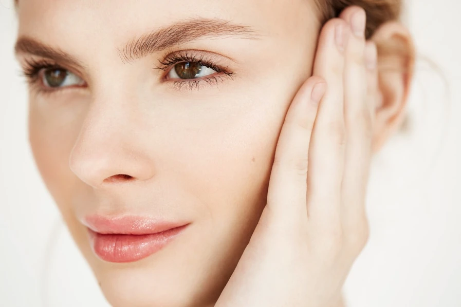 Tratamiento de redensificación facial con bioestimulador de ácido hialurónico